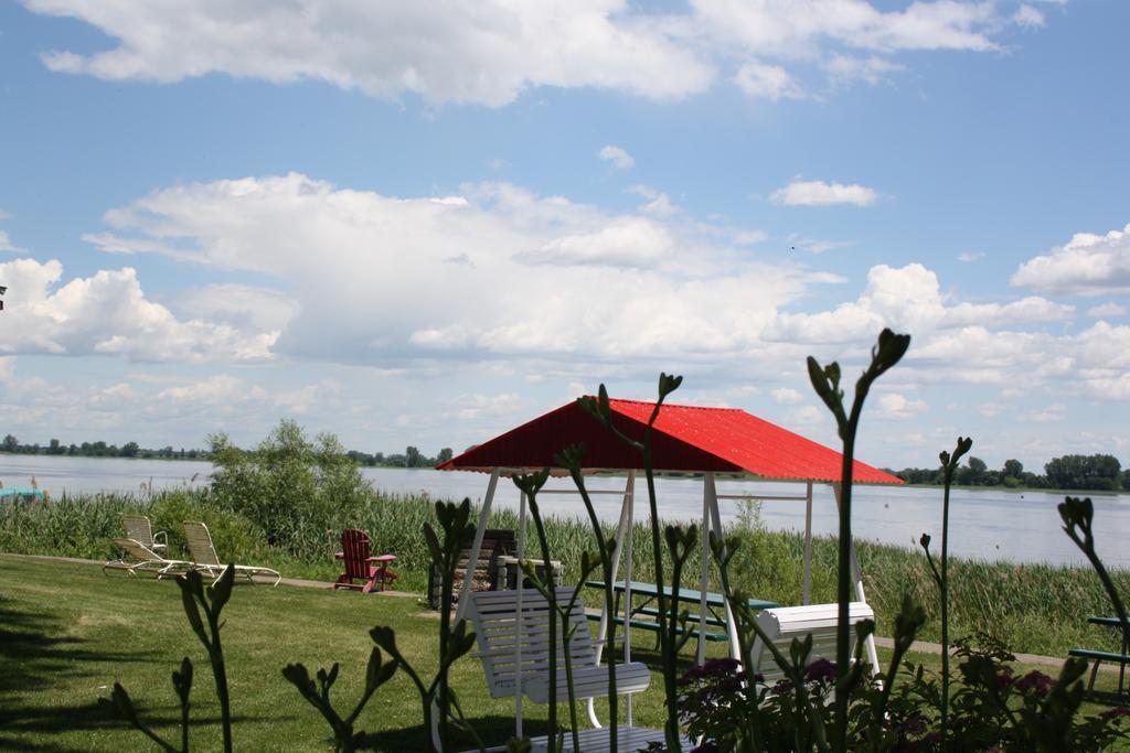 Au Doc Motel Репантиньи Экстерьер фото